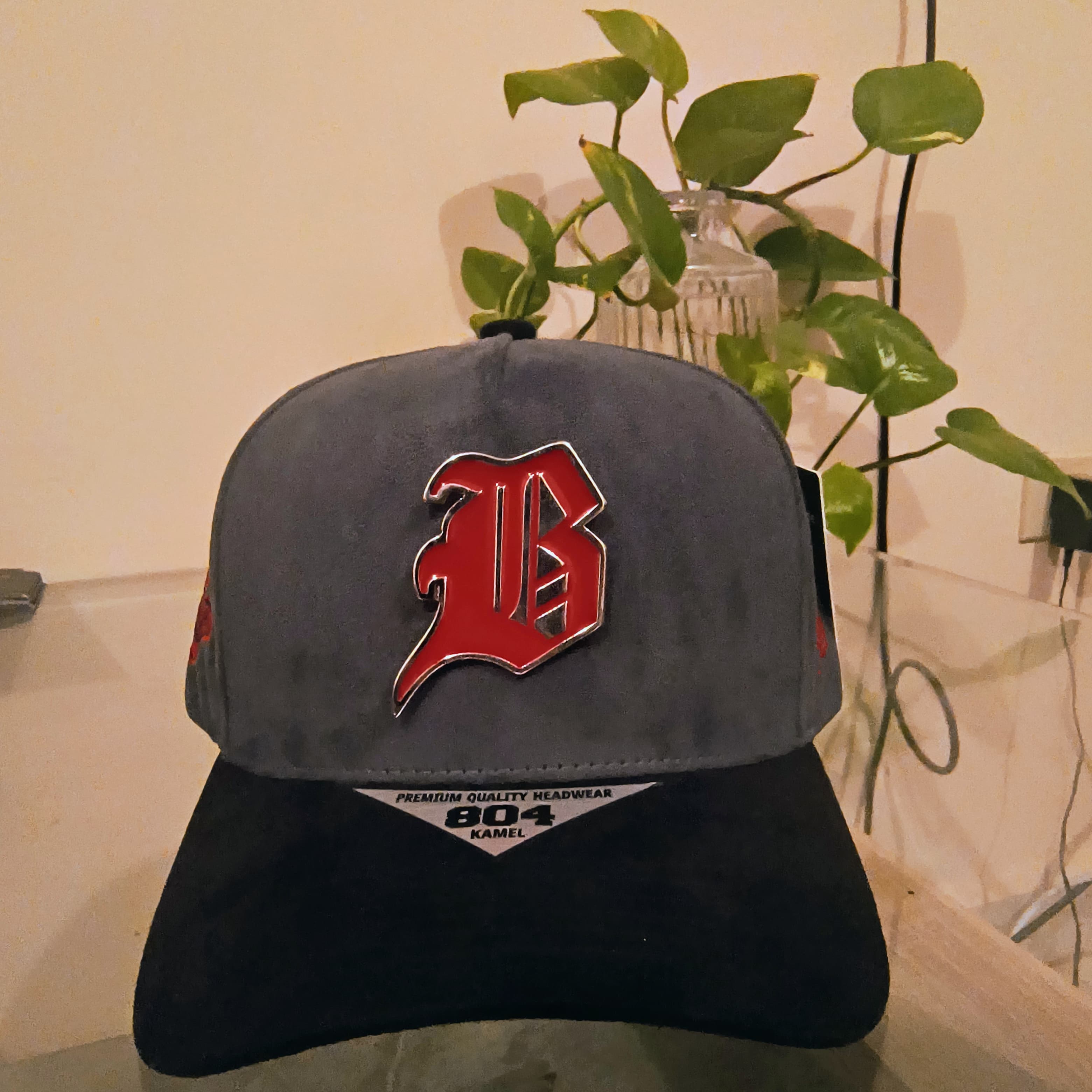 Gorra Kamel 804 con letra B